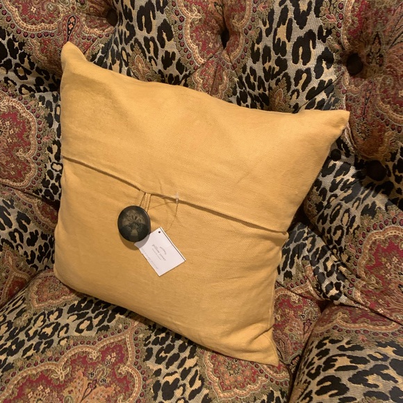 Pottery Barn Accents Pottery Barn 8x18 Textured Linen Big Button